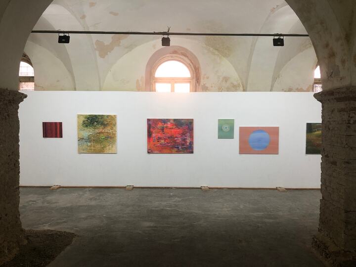 Vedere amplă a expoziției în spațiul istoric