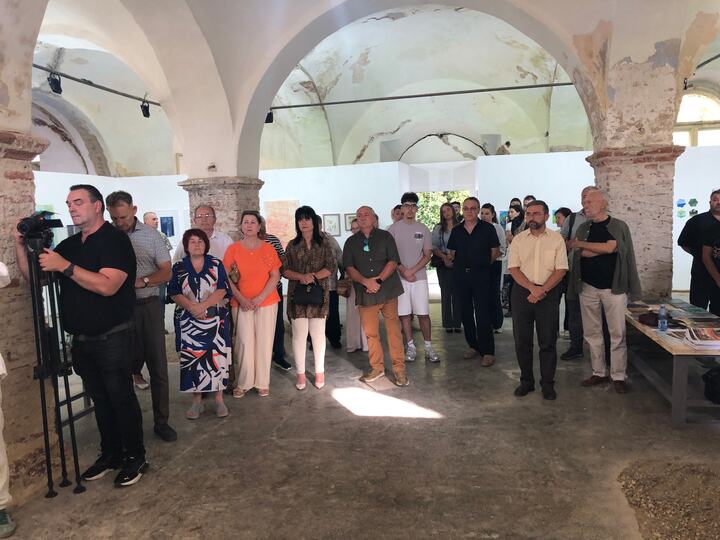 Publicul ascultând prezentarea de la deschiderea expoziției