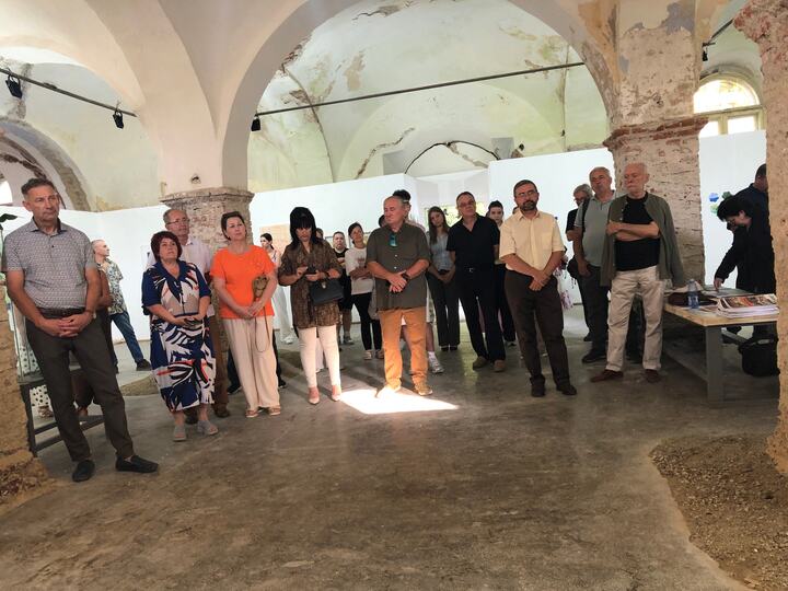 Participanți și invitați reuniți în spațiul expozițional