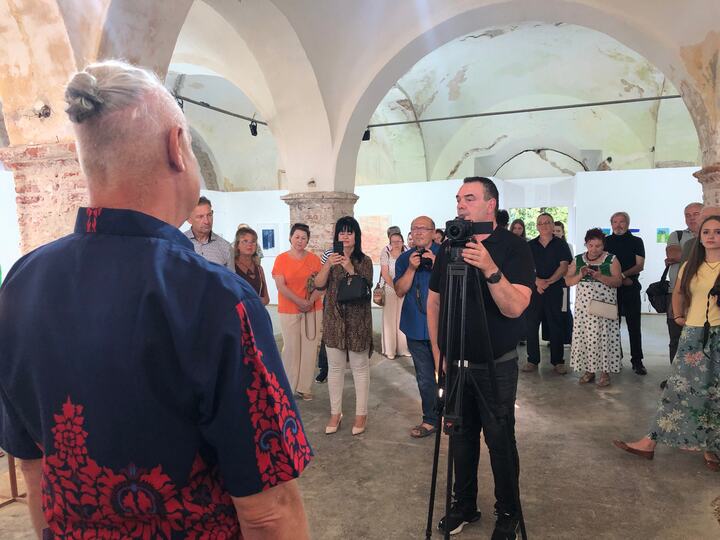 Moment de discurs în fața publicului din galerie