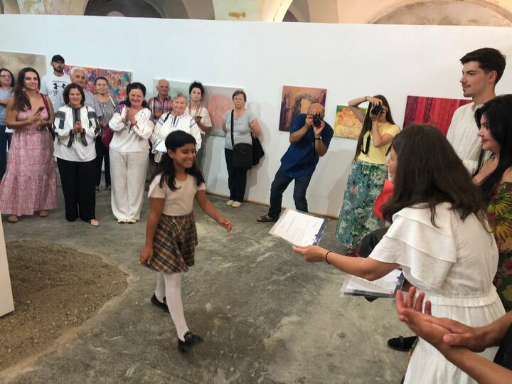 Moment din programul inaugural, în apropierea lucrărilor expuse